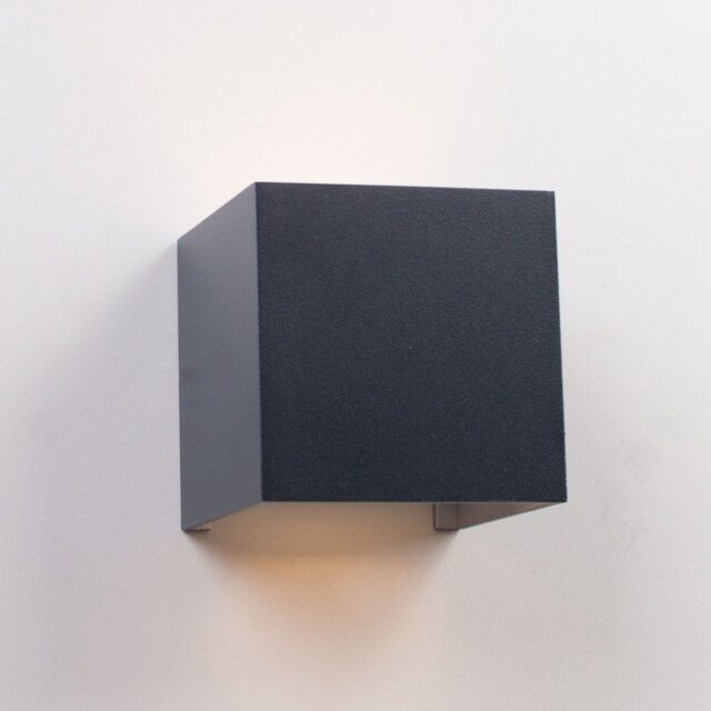 Wandlamp verstelbare lichtbundel kubus zwart