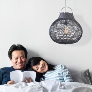 Zwarte rieten hanglamp peer 40 cm