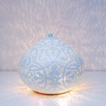 Oosterse metalen tafellamp Ø30cm Filigrain Onion Design wit-goud